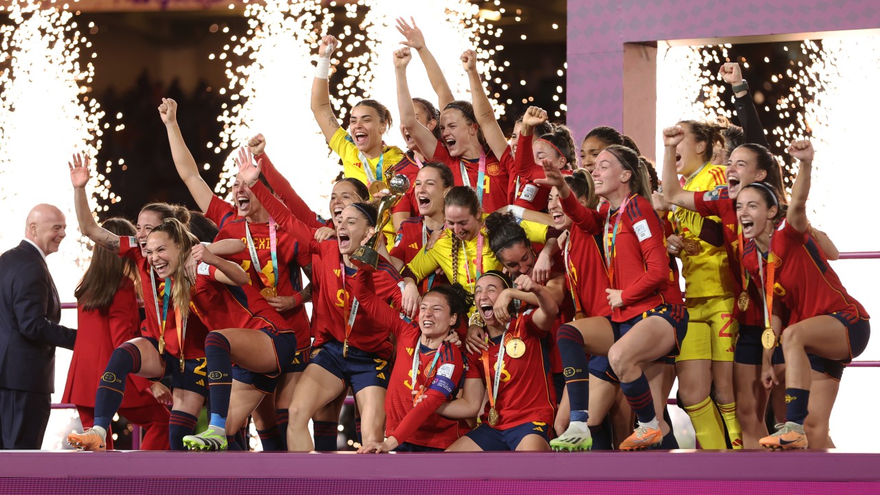 Espanha bate Inglaterra na final e vence Copa feminina