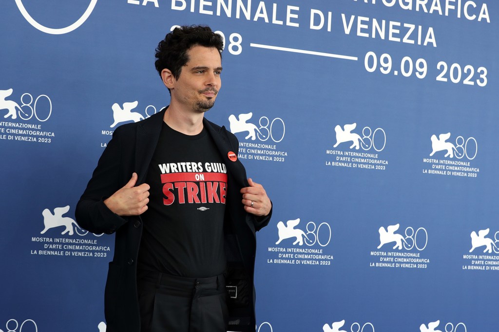 O cineasta Damien Chazelle usa camiseta em apoio à greve dos roteiristas de Hollywood na abertura do Festival de Veneza 2023 -