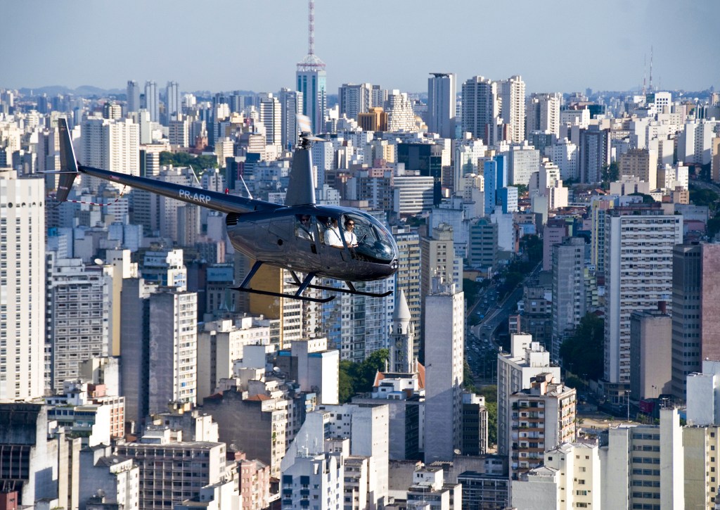 NAS ALTURAS - Trânsito de helicópteros (acima, em São Paulo) e pequenos aviões: alta de 30% nos últimos dois anos
