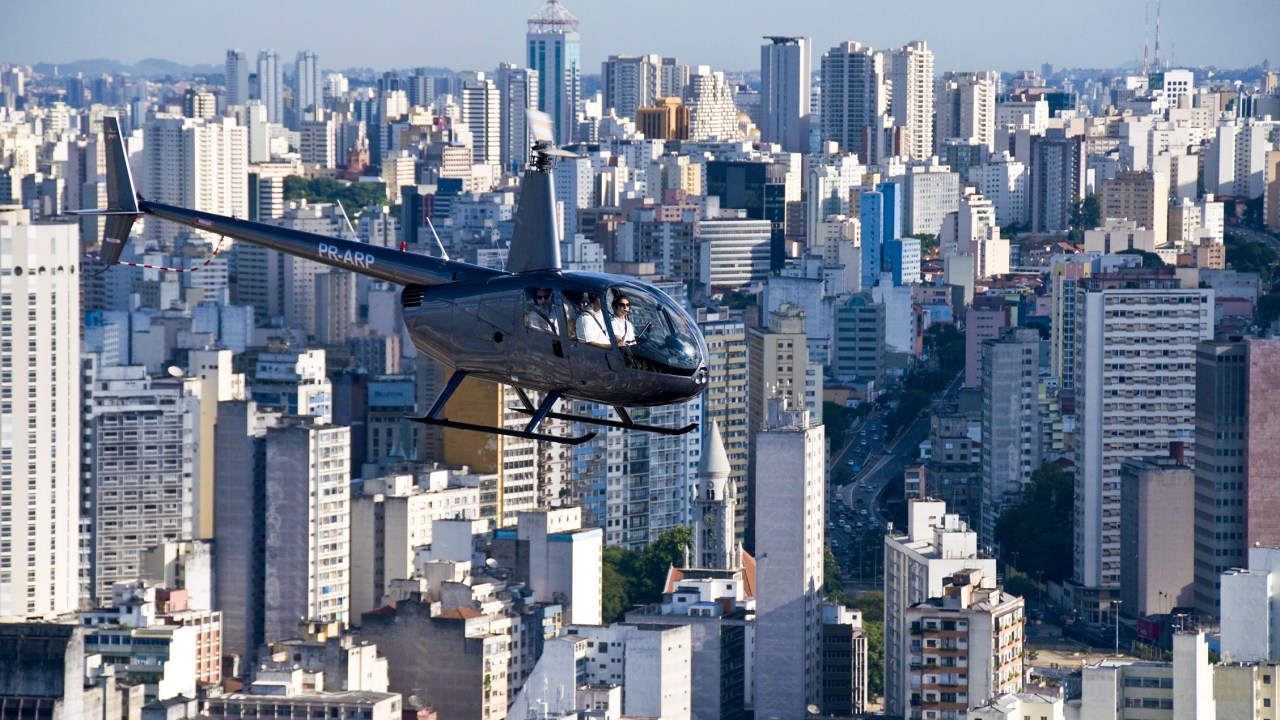 NAS ALTURAS - Trânsito de helicópteros (acima, em São Paulo) e pequenos aviões: alta de 30% nos últimos dois anos