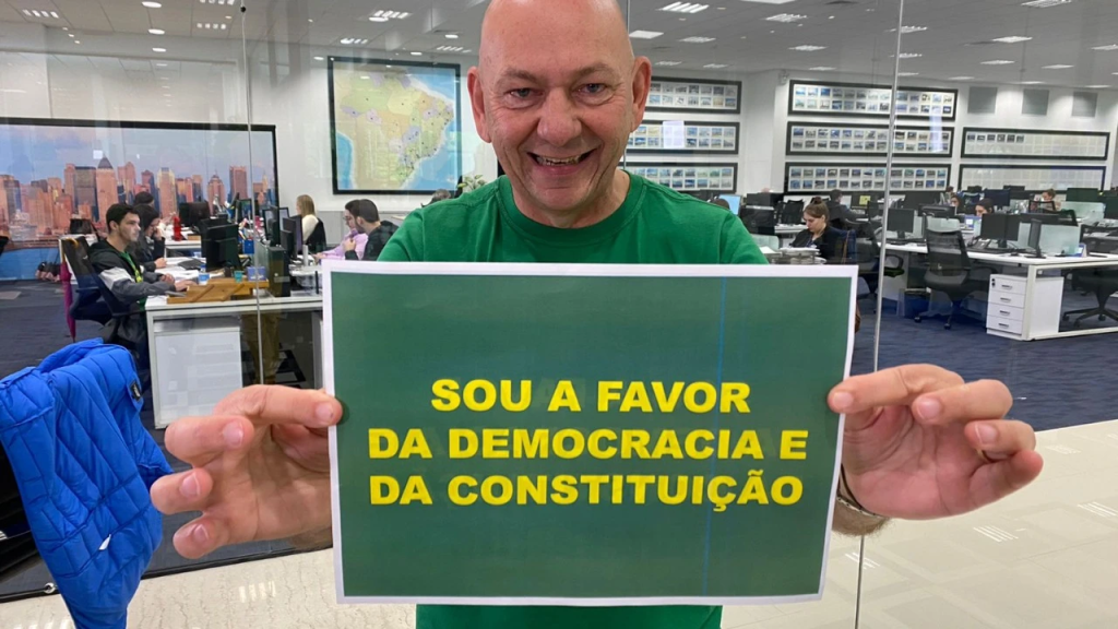 O governador do Rio Grande do Sul, Eduardo Leite (PSDB), ao lado do presidente da Câmara dos Deputados, Arthur Lira (PP-AL), e do presidente da República, Luiz Inácio Lula da Silva (PT), em coletiva sobre os estragos das chuvas no estado