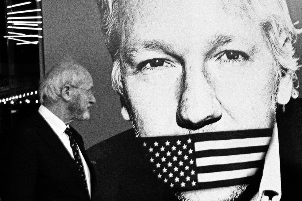 JOHN SHIPTON: A vida de Assange: pai de Julian Assange faz divulgação do filme no Brasil
