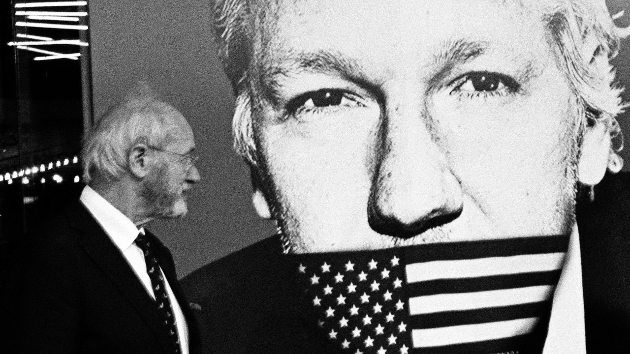 JOHN SHIPTON: A vida de Assange: pai de Julian Assange faz divulgação do filme no Brasil