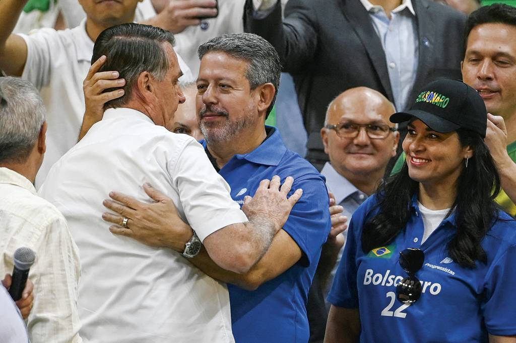 JAIR-BOLSONARO—ARTHUR-LIRA.jpg CAMPANHA - Lira: aliados criticam acordo com deputado que apoiou Bolsonaro
