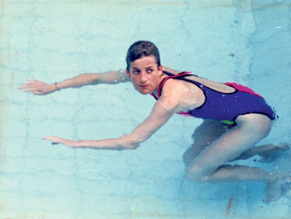 FLAGRA NA MADRUGADA - Diana na emblemática piscina: ela bem que tentou despistar os paparazzi
