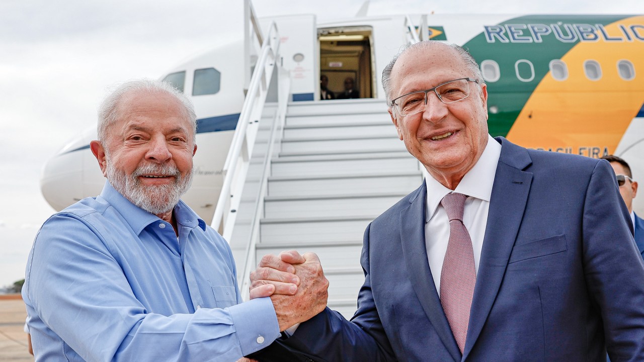 Lula se despede de Geraldo Alckmin antes de visita ao Paraguai