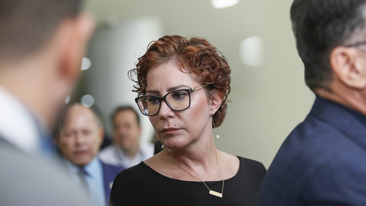 ACUADA - Carla Zambelli: acusada no Supremo, investigada pela PF e denunciada por colegas na Câmara
