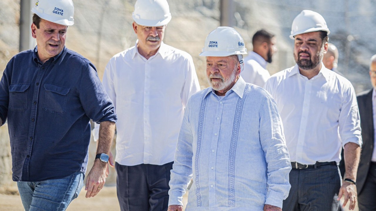 SÓ NA COSTURA - Lula no lançamento do PAC: ao lado do aliado Paes (à esq.) e de Castro (à dir.), de quem se aproxima