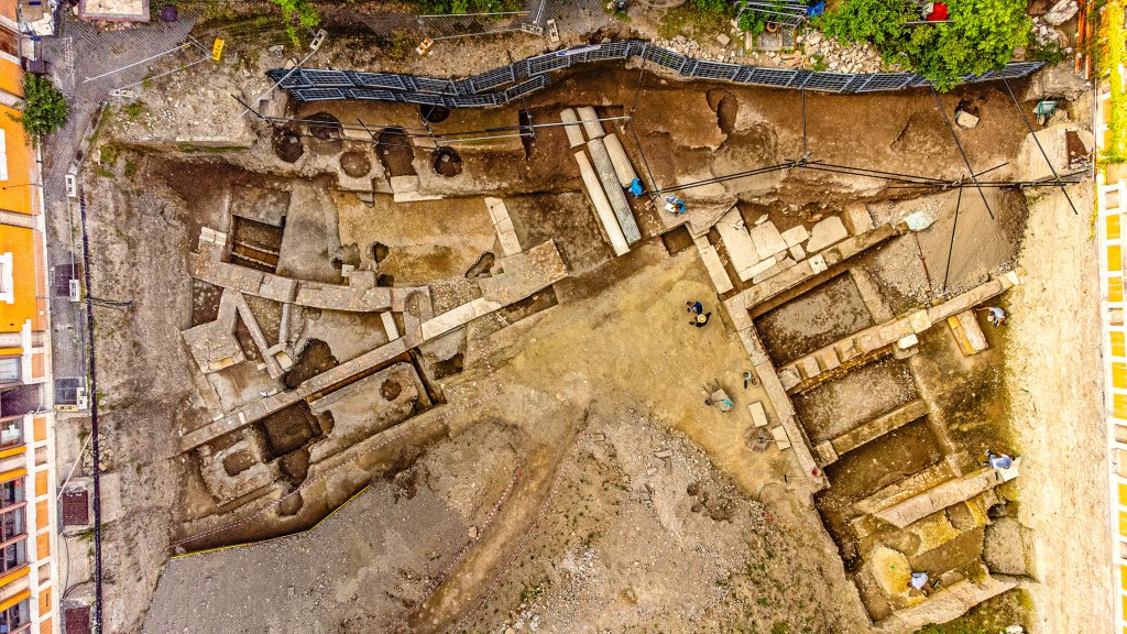 Visão panorâmica das escavações do teatro de Nero