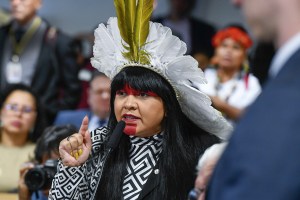 DISPUTA - Célia Xakriabá (PSOL-MG): a deputada indígena faz discurso contra o marco temporal em comissão do Senado