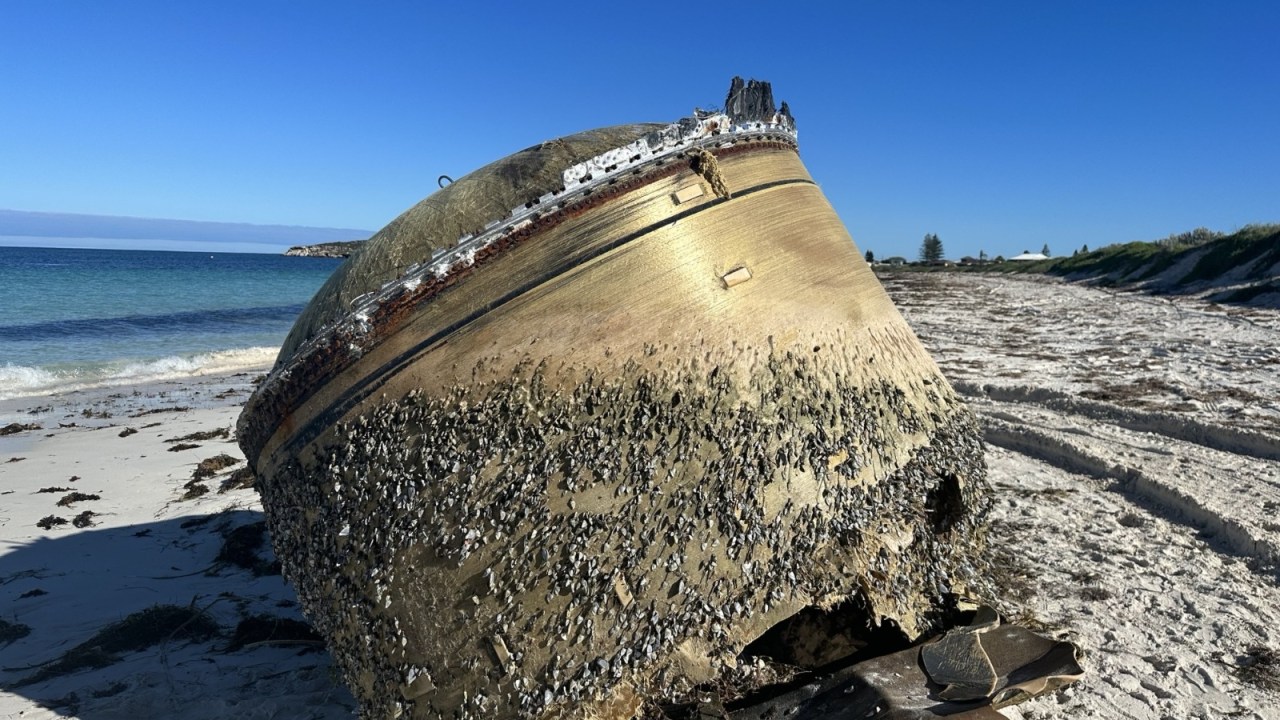 Cilindro encontrado em praia na Austrália era detrito de foguete indiano. 17/7/2023 -