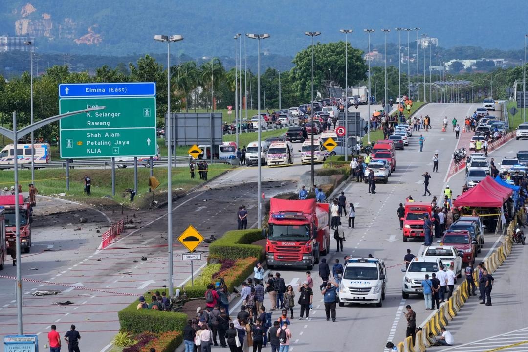 Queda de avião em rodovia na Malásia deixa 10 mortos