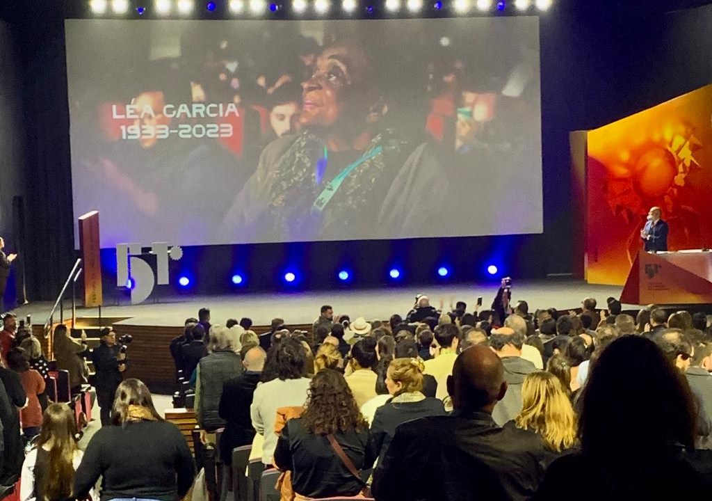 Léa Garcia é aplaudida de pé no Festival de Gramado -