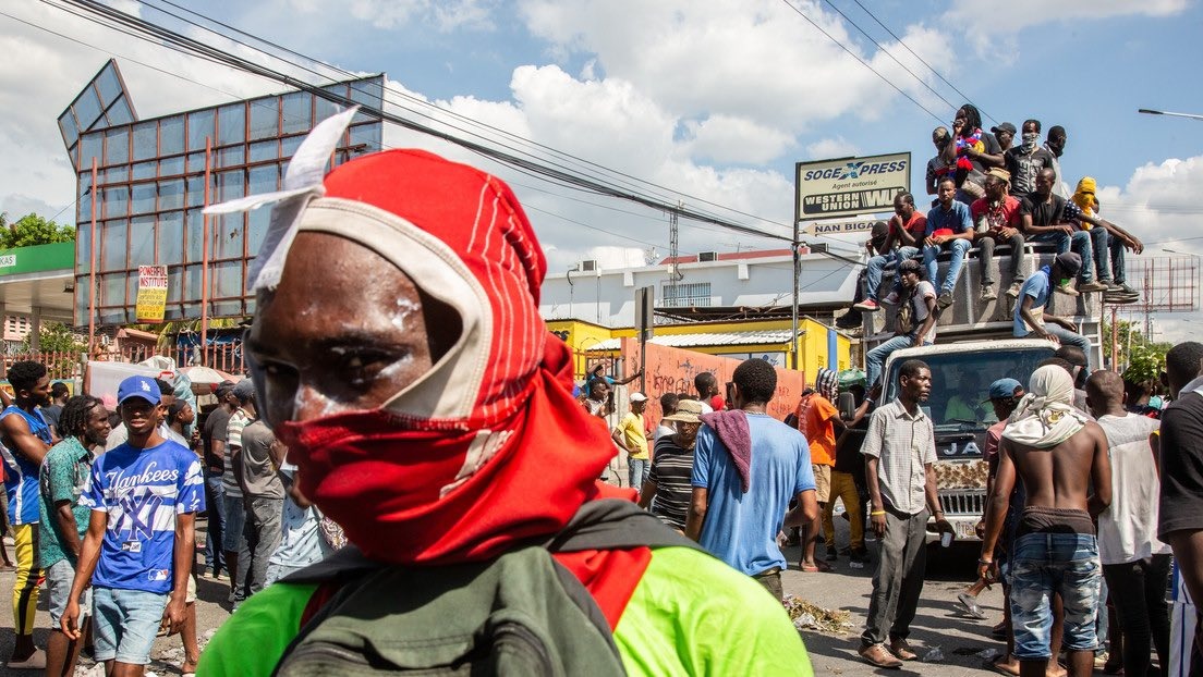 Manifestantes nas ruas durante uma marcha liderada por uma igreja cristã em Canaan, um bairro improvisado nos arredores de Porto Príncipe. 26/08/2023 -