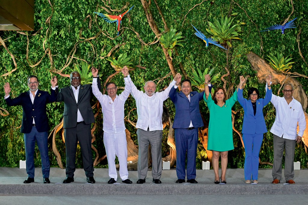 BEM NA FOTO - Lula entre os representantes dos países amazônicos: propostas sem prazo e sem recursos definidos