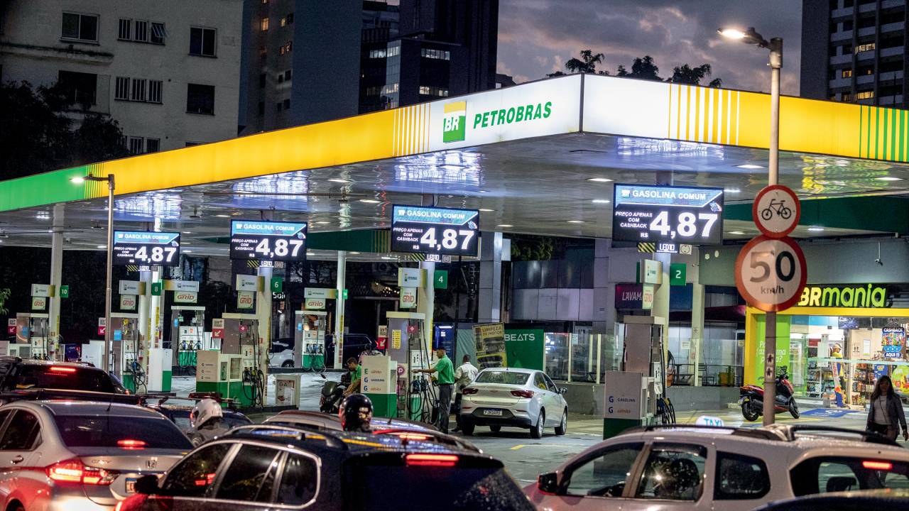 NO POSTO - Mais barata: a defasagem da gasolina vendida no Brasil em relação aos preços internacionais é de 20%
