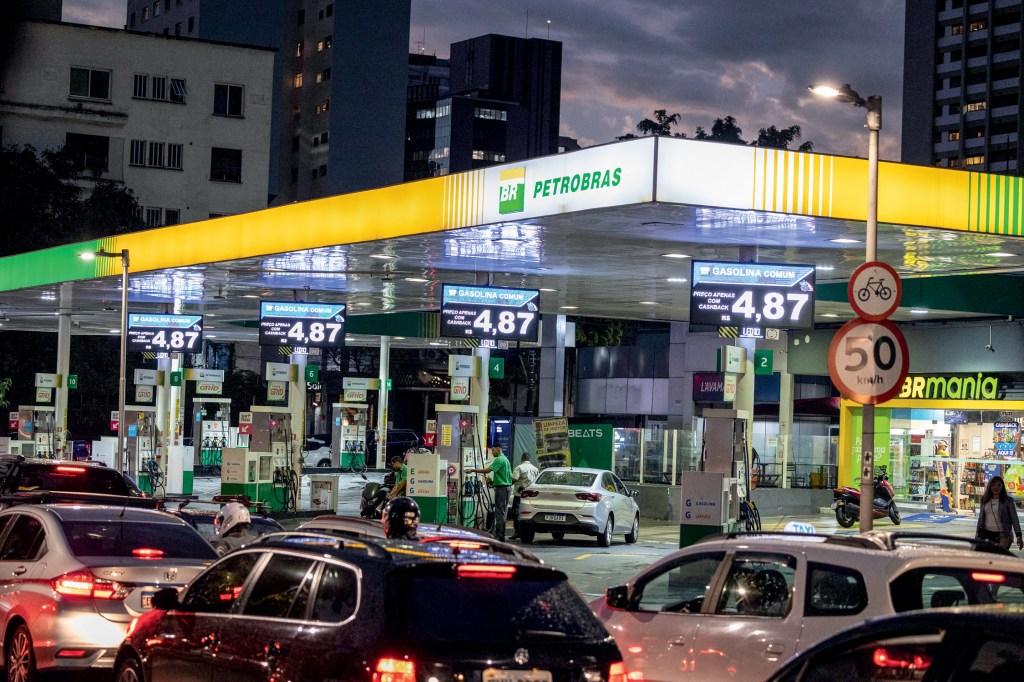 NO POSTO - Mais barata: a defasagem da gasolina vendida no Brasil em relação aos preços internacionais é de 20%