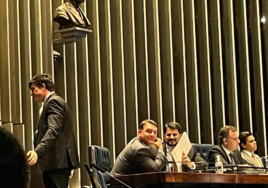 O senador Marcos do Val (Podemos-ES) conversa com o colega Flávio Bolsonaro (PL-RJ), nesta terça-feira, no plenário do Senado
