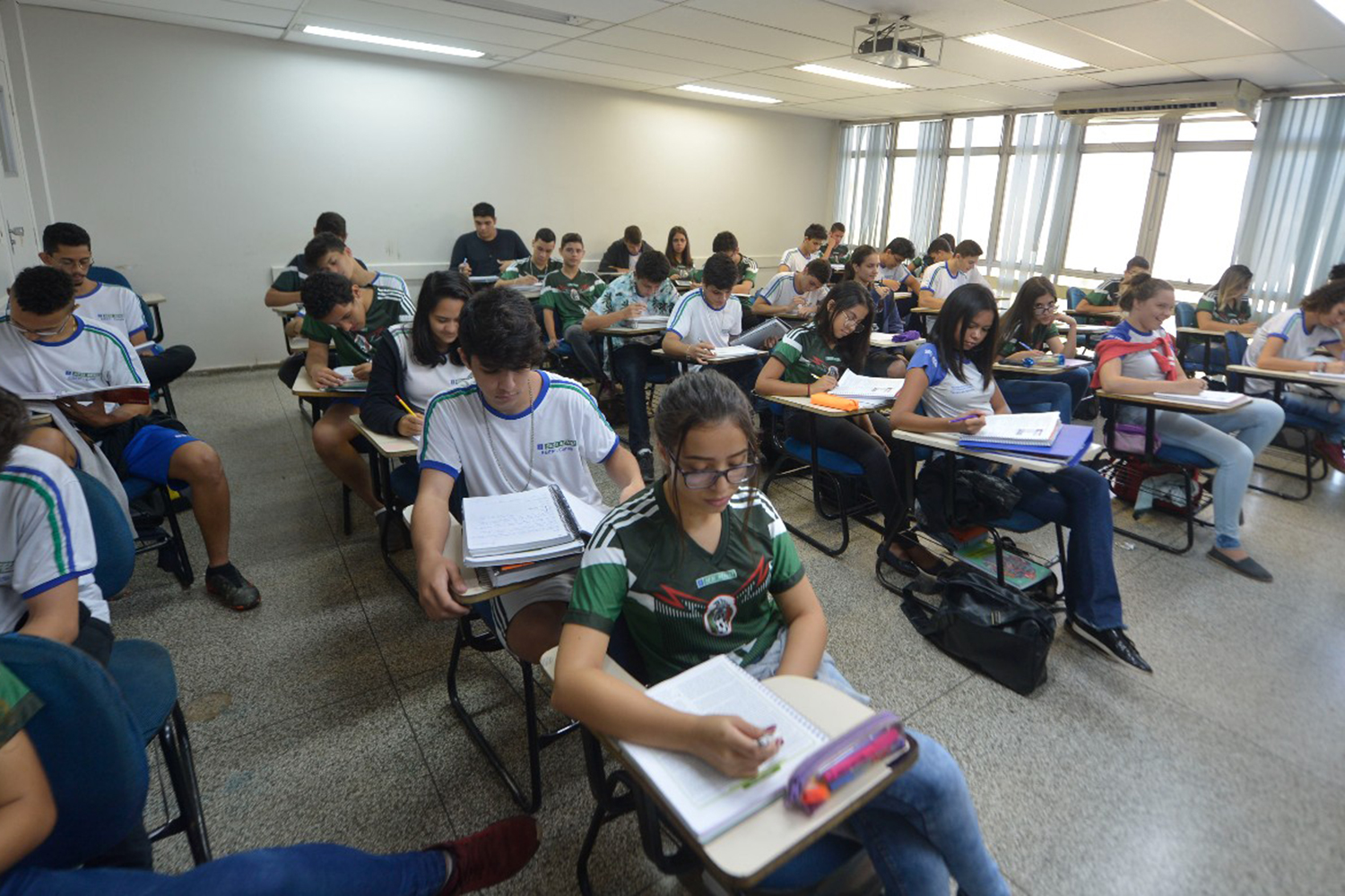SALA CHEIA - Brasil universalizou o ensino básico com muito atraso e relação a países ricos