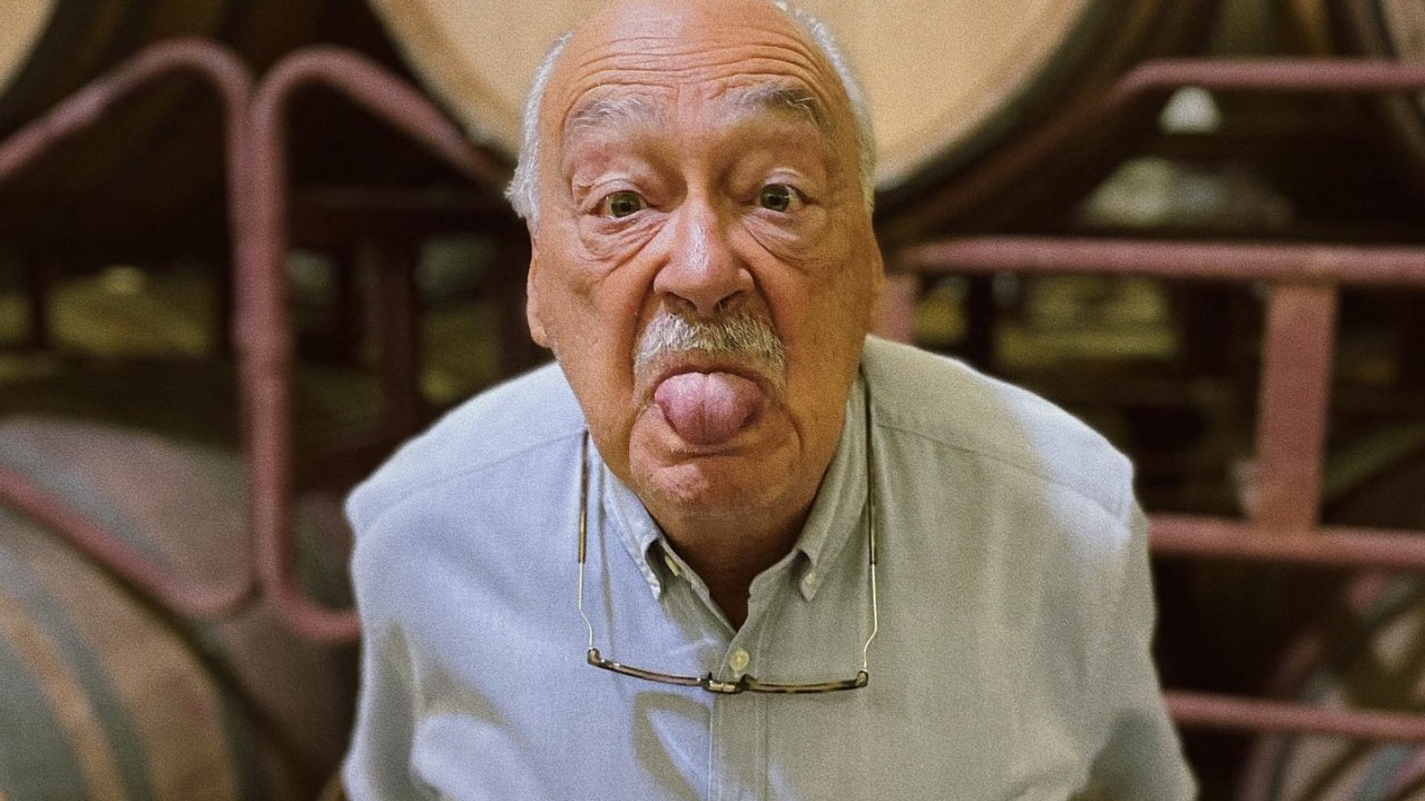O irreverente produtor portugês Luis Pato. Sua imagem com a língua de fora estampa até os rótulos de seus vinhos -