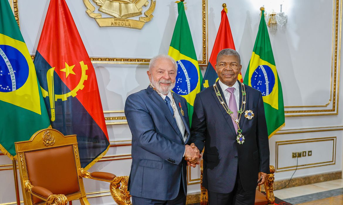 Os presidentes do Brasil, Luiz Inácio Lula da Silva, e de Angola, João Lourenço, durante visita de Estado ao país africano