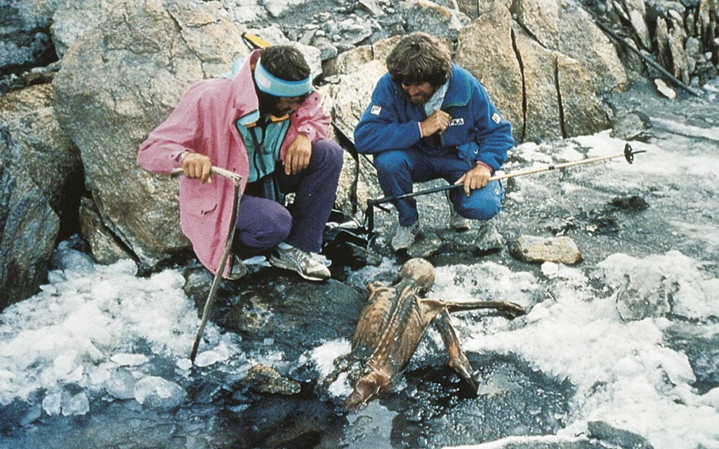ENCONTRO - Itália: dois alpinistas encontraram a múmia, por acaso, em 1991