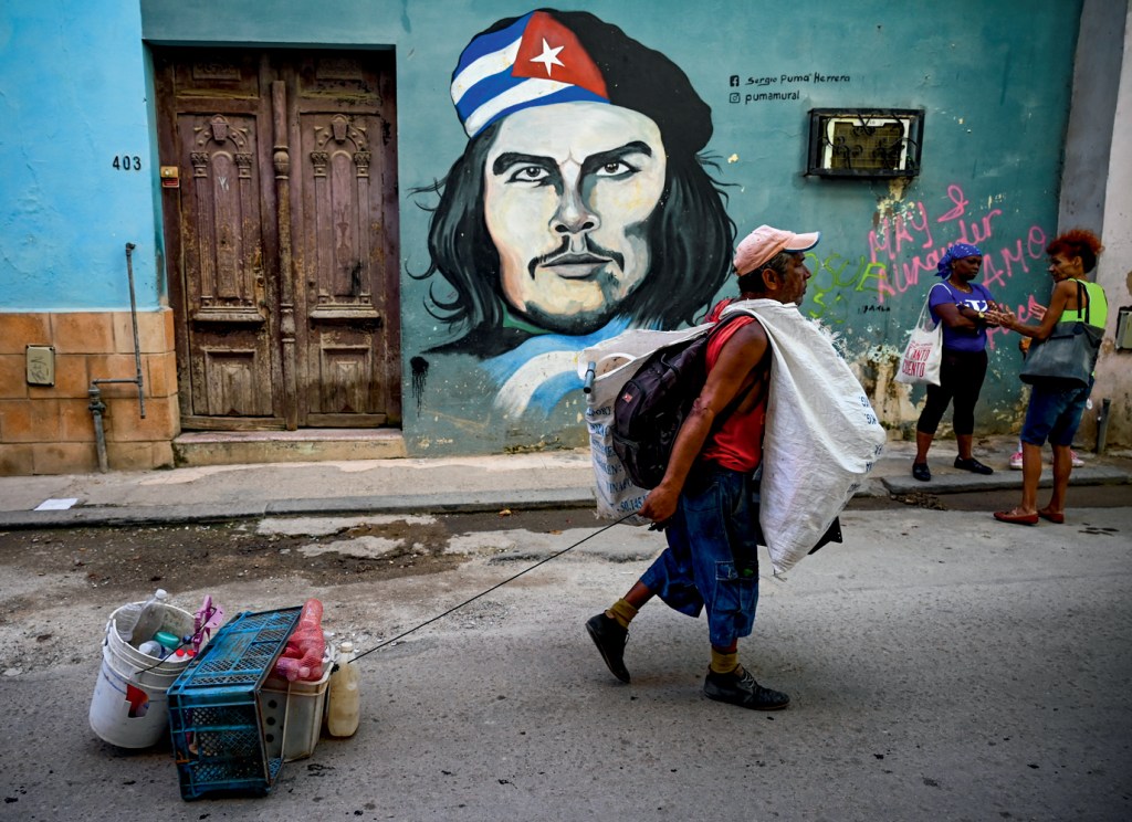 CRISE - Catador de lixo reciclável em Havana: economia sofre com a queda no turismo e decisões equivocadas