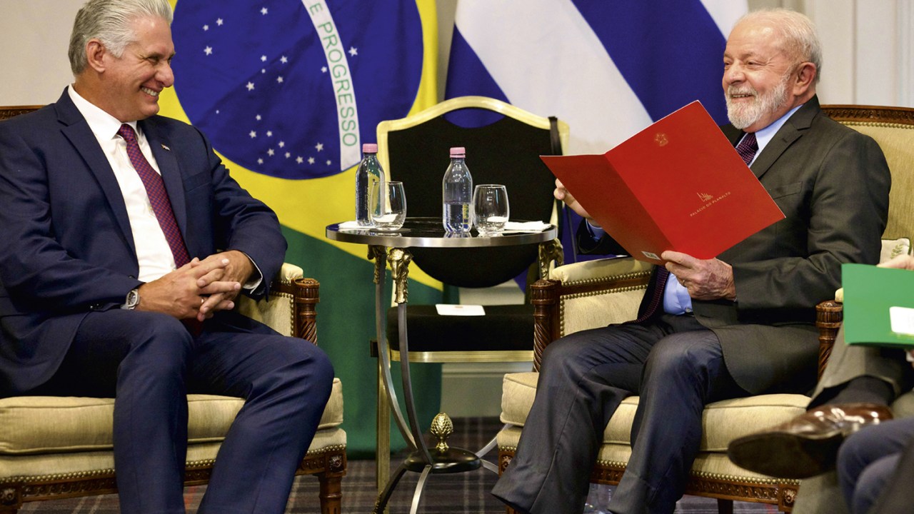 LAÇO REFEITO - Lula com Díaz-Canel (à esq.) em Paris: fim do distanciamento imposto durante o governo Bolsonaro