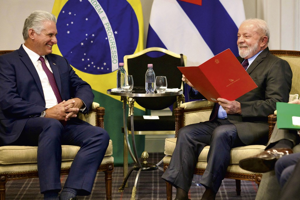 LAÇO REFEITO - Lula com Díaz-Canel (à esq.) em Paris: fim do distanciamento imposto durante o governo Bolsonaro