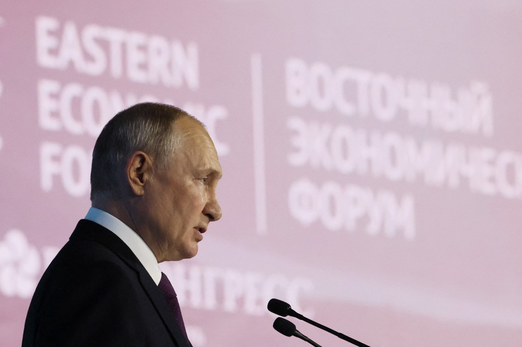 O presidente da Rússia, Vladimir Putin, dirige-se ao público durante o Fórum Econômico Oriental em Vladivostok, no dia 12 de setembro de 2023.