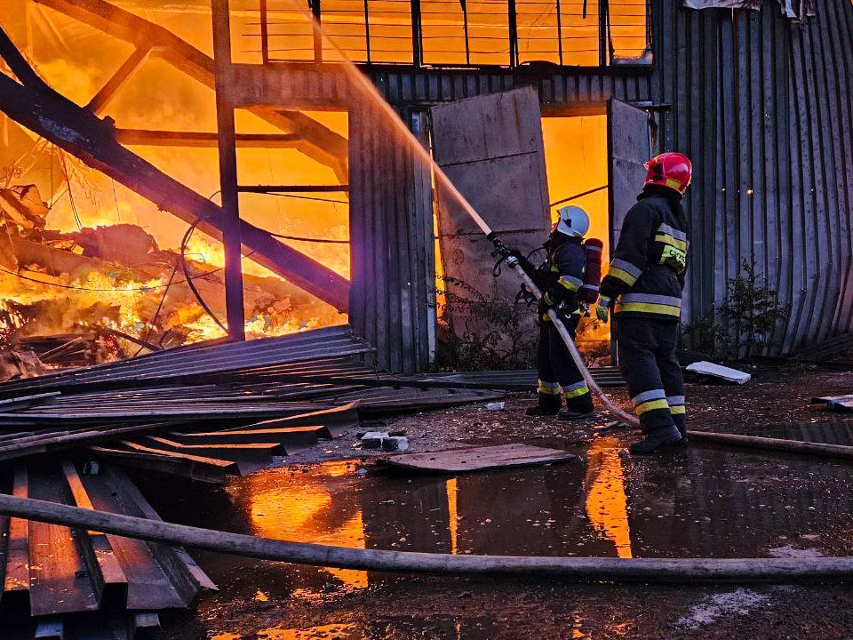 This handout picture taken and released by Ukrainian Emergency Service on September 19, 2023 shows firefighters pushing out a fire in a warehouse in western Ukrainian city of Lviv. Drones attacked Ukraine's western city of Lviv early on September 19, 2023 and explosions rang out, causing a warehouse fire and wounding at least one person (Photo by Handout / UKRAINIAN EMERGENCY SERVICE / AFP) / RESTRICTED TO EDITORIAL USE - MANDATORY CREDIT "AFP PHOTO / HANDOUT / UKRAINIAN EMERGENCY SERVICE " - NO MARKETING NO ADVERTISING CAMPAIGNS - DISTRIBUTED AS A SERVICE TO CLIENTS