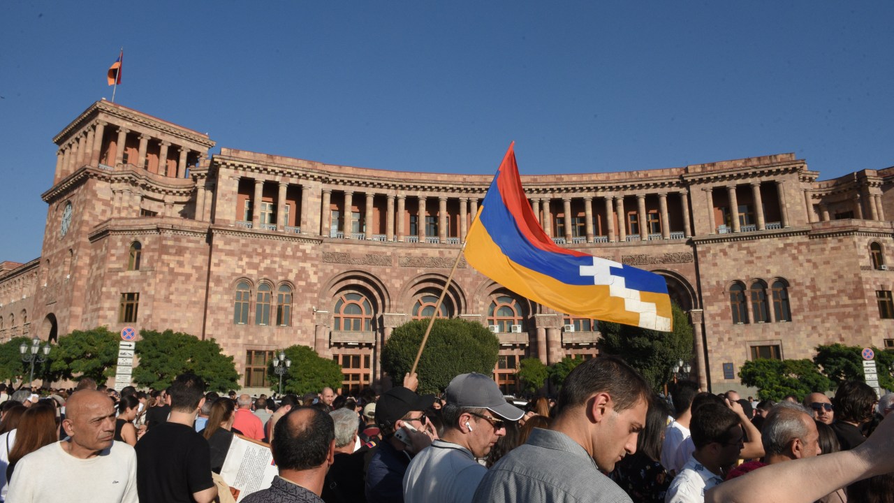 Armenians protest to urge the government to respond to the Azerbaijani military operation launched against the breakaway Nagorno-Karabakh region outside the government building in central Yerevan on September 19, 2023. (Photo by Karen MINASYAN / AFP)