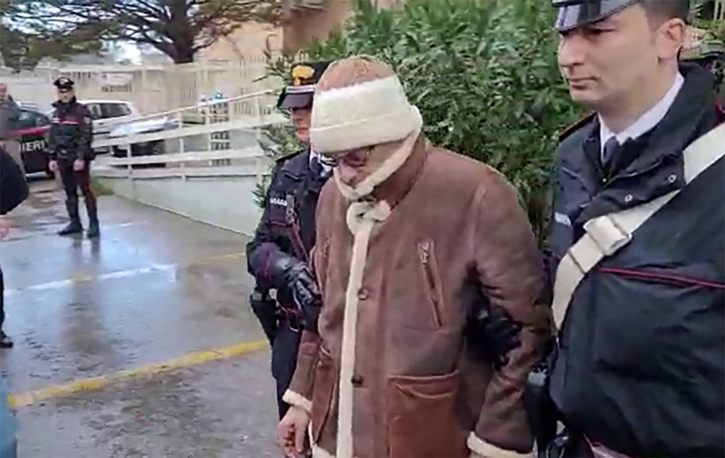(FILES) This handout video grab taken and released by the Italian Carabinieri Press Office on January 16, 2023 shows the transfer of Italy's top wanted mafia boss, Matteo Messina Denaro (C) from the Carabinieri police station of San Lorenzo in Palermo, to an undisclosed location, following his arrest in his native Sicily on January 16, 2023 after 30 years on the run. Notorious Sicilian Mafia boss Matteo Messina Denaro, captured in January after three decades on the run, has died in hospital in central Italy, the ANSA news agency reported September 25, 2023. (Photo by Handout / ITALIAN CARABINIERI PRESS OFFICE / AFP) / RESTRICTED TO EDITORIAL USE - MANDATORY CREDIT "AFP PHOTO / HANDOUT / ITALIAN CARABINIERI PRESS OFFICE " - NO MARKETING NO ADVERTISING CAMPAIGNS - DISTRIBUTED AS A SERVICE TO CLIENTS