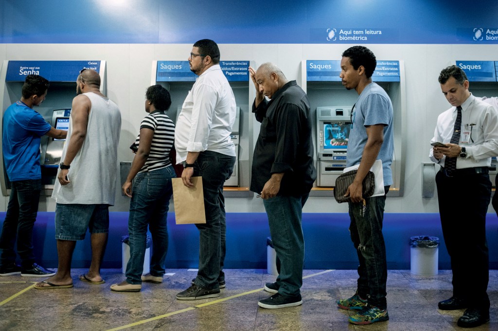 Customers queue at the state-owned bank Caixa Economica Federal as Brazilians start withdrawing the indemnity fund for employees (FGTS), in Rio de Janeiro, Brazil, on March 10, 2017. From March 10 to July 31, workers will be able to withdraw FGTS 
