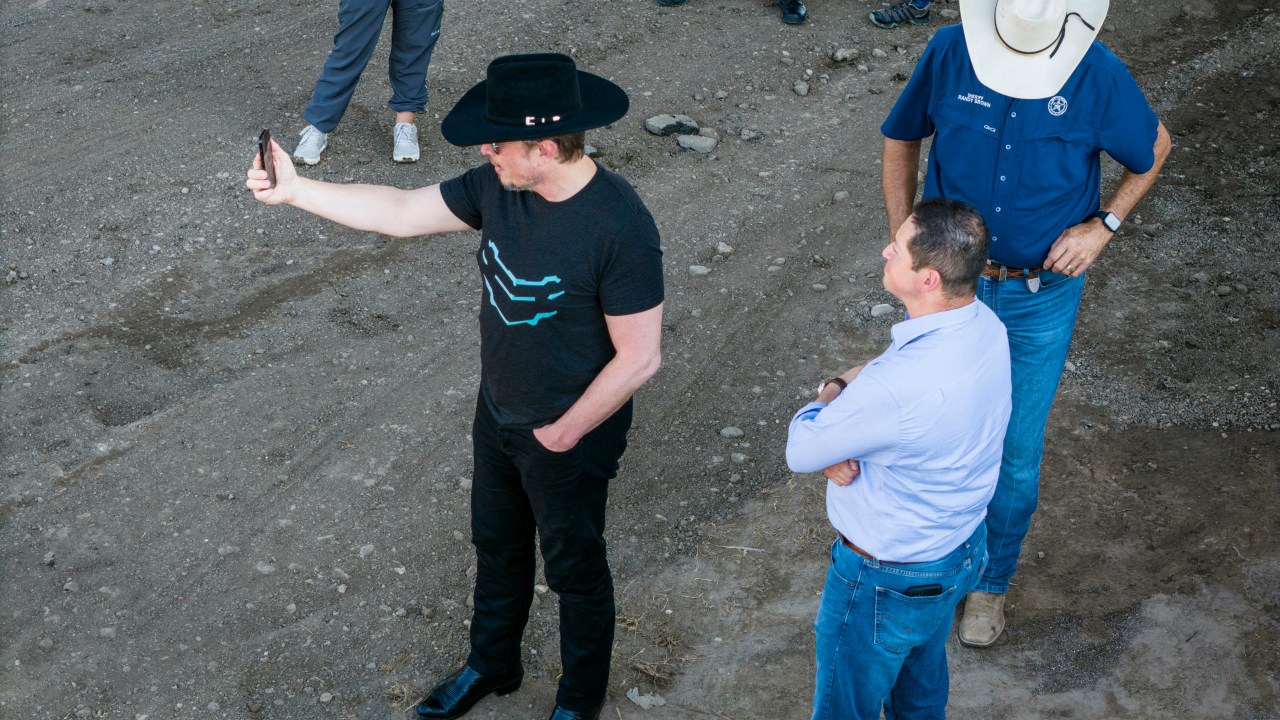 EAGLE PASS, TEXAS - SEPTEMBER 28: An aerial view of tech entrepreneur Elon Musk, wearing a black Stetson hat, livestreaming while visiting the Texas-Mexico border on September 28, 2023 in Eagle Pass, Texas. Musk toured the border along the bank of the Rio Grande with Rep. Tony Gonzales (R-Texas) to see firsthand the ongoing migrant crisis, which he has called a "serious issue." John Moore/Getty Images/AFP (Photo by JOHN MOORE / GETTY IMAGES NORTH AMERICA / Getty Images via AFP)