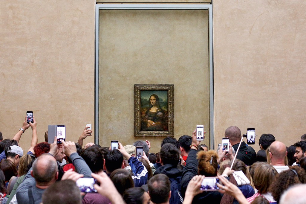 SORRISO MAGNÉTICO - Turistas se acotovelam para ver a Mona Lisa: alguém percebe o sfumato no fundo da tela?