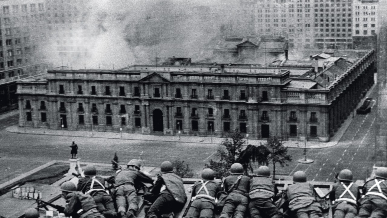 DIA DRAMÁTICO - Militares miram o Palácio de La Moneda, em Santiago: sob bombardeio, a democracia seria soterrada