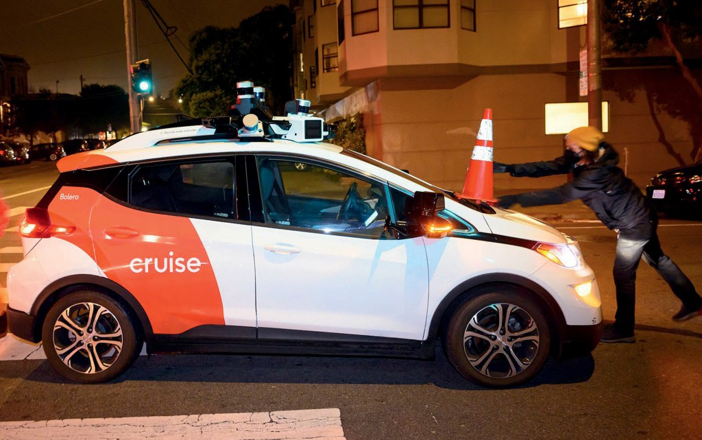 PROTESTO - Ativista paralisa carro com cone: revolução com freio puxado