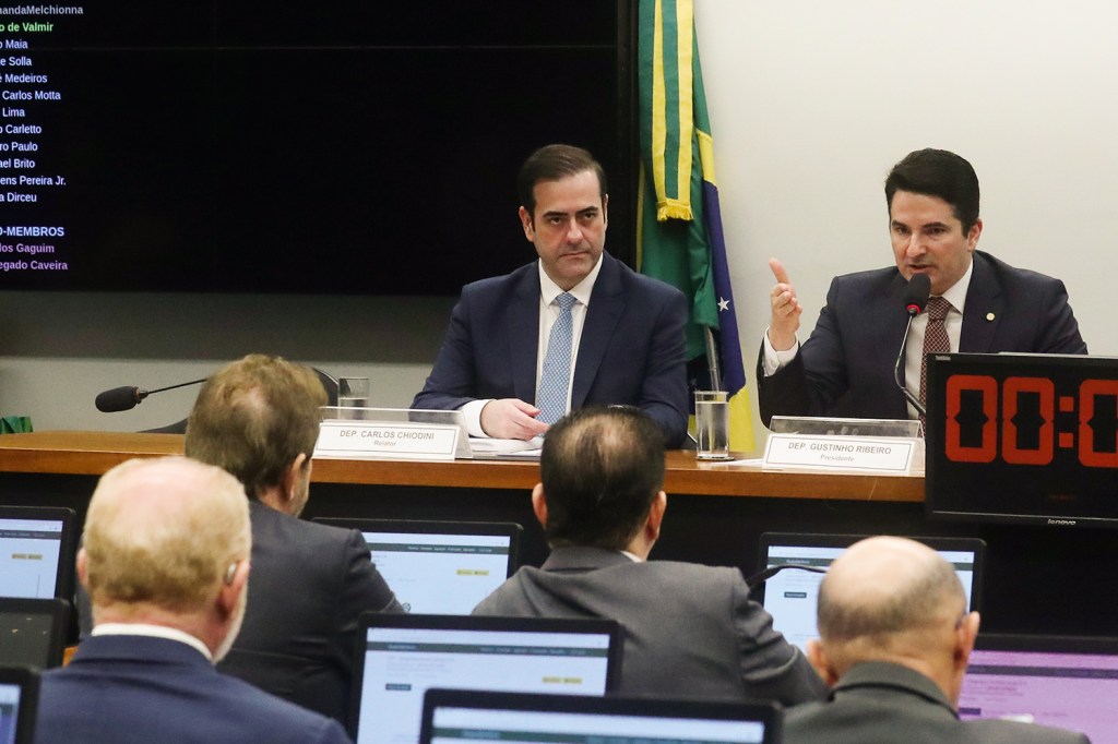 SILÊNCIO - O relator Carlos Chiodini e o presidente Gustinho Ribeiro: pretensão de elucidar os meandros da fraude contábil