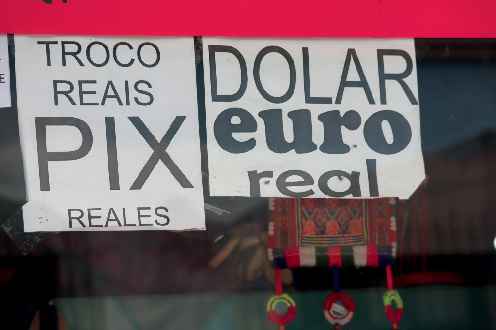 TUDO POR DINHEIRO - Anúncio de casa de câmbio: com o peso caindo, as transações em dólar são amplamente aceitas