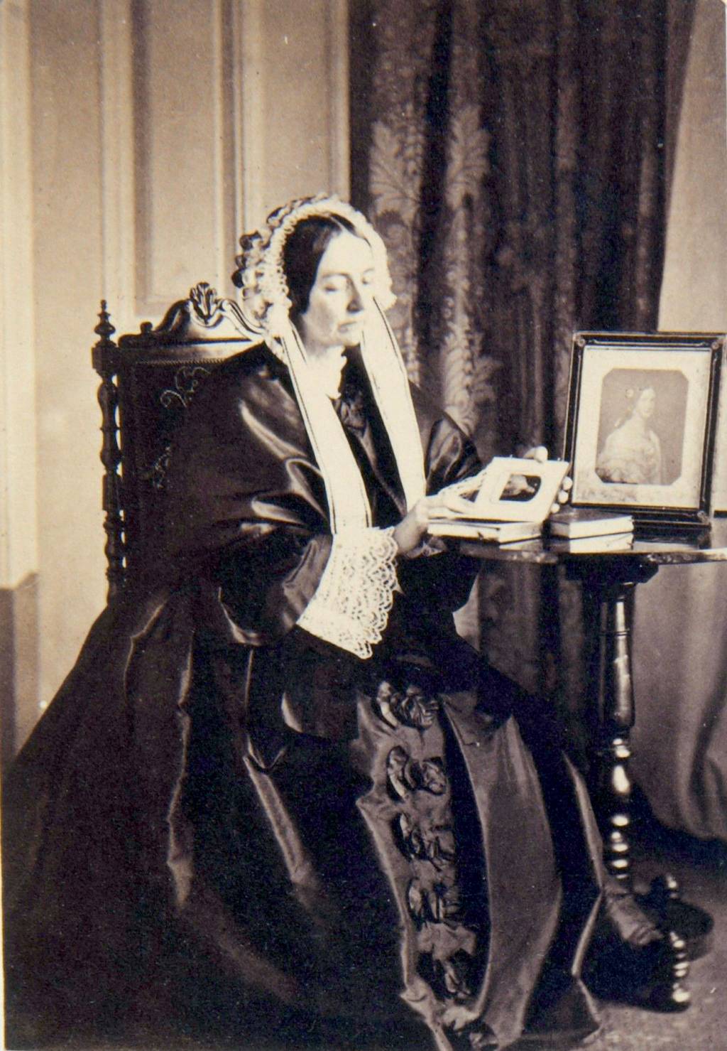 A imperatriz retratada por Francisco Augusto Gomes em 1861. DETERMINADA - Em Portugal, já viúva, no ano de 1861: perfeita noção do poder