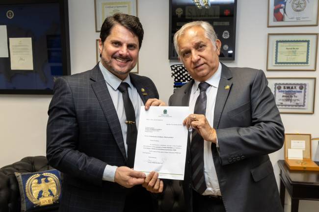 O senador Marcos do Val exibe ofício sobre sua filiação ao PSDB ao lado do líder do partido no Senado, Izalci Lucas