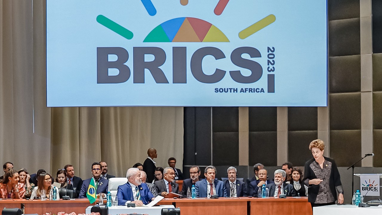 O presidente Luiz Inácio Lula da Silva e a presidente do Novo Banco de Desenvolvimento, Dilma Rousseff, durante sessão plenária ampliada da XV Cúpula do BRICS, em Johanesburgo, no dia 23 de agosto