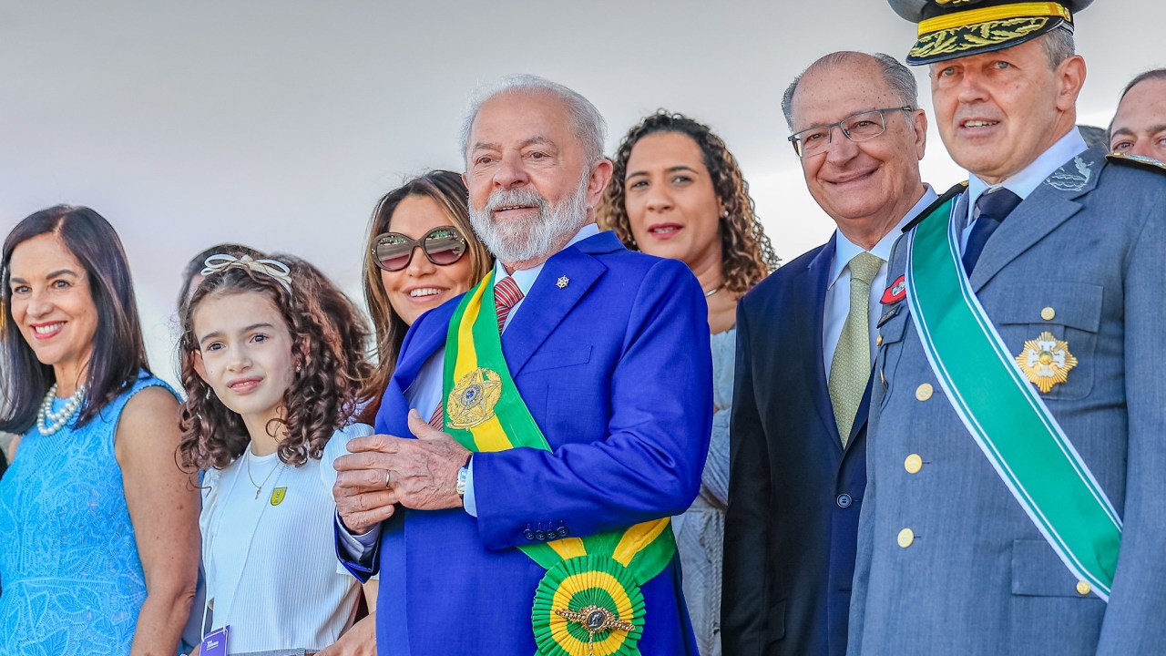 O presidente Lula ao lado de Janja, do chefe do Exército, general Tomás Paiva, do vice-presidente, Geraldo Alckmin, e da ministra Anielle Franco durante o desfile do 7 de Setembro em Brasília - 07/09/2023