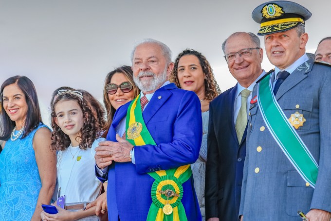 O presidente Lula ao lado de Janja, do chefe do Exército, general Tomás Paiva, do vice-presidente, Geraldo Alckmin, e da ministra Anielle Franco durante o desfile do 7 de Setembro em Brasília – 07/09/2023