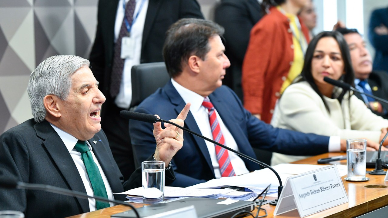 O general Augusto Heleno fala na CPMI do 8 de Janeiro, ao lado de Arthur Maia e Eliziane Gama, respectivamente presidente e relatora da comissão