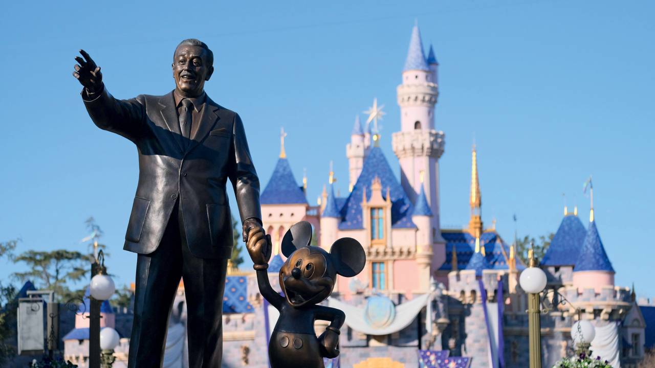 MICKEY INCOMODADO - O criador e a criaturinha famosa: o “lugar mais feliz do planeta” recebe agora menos visitantes