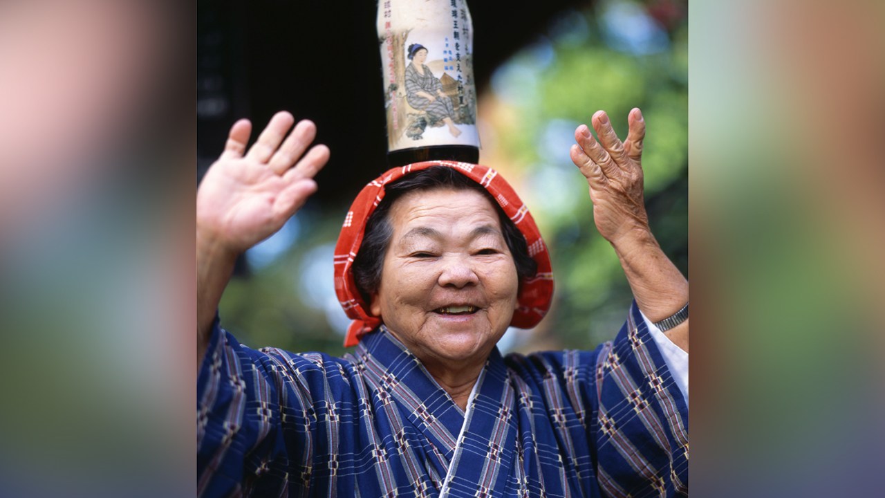 A SORRIR - Okinawa, no Japão: elevada concentração de centenários que têm frenética vida social e planos para o futuro
