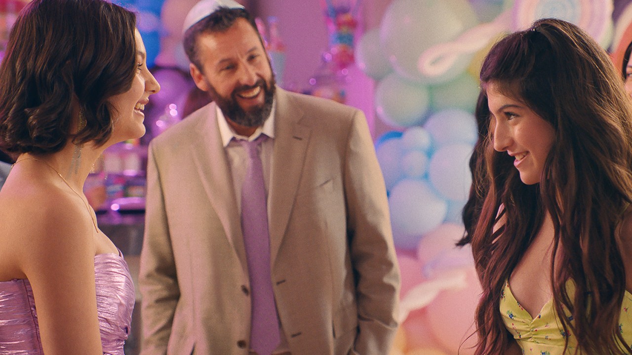 Samantha Lorraine, Adam Sandler e Sunny Sandler no filme '‘Você Não Tá Convidada pro Meu Bat Mitzvá!' -