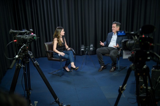 A jornalista e apresentadora Marcela Rahal e o senador Ciro Nogueira no programa "Amarelas On Air", de Veja